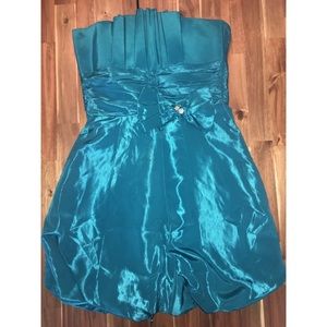 L’exclusif strapless blue short formal dress